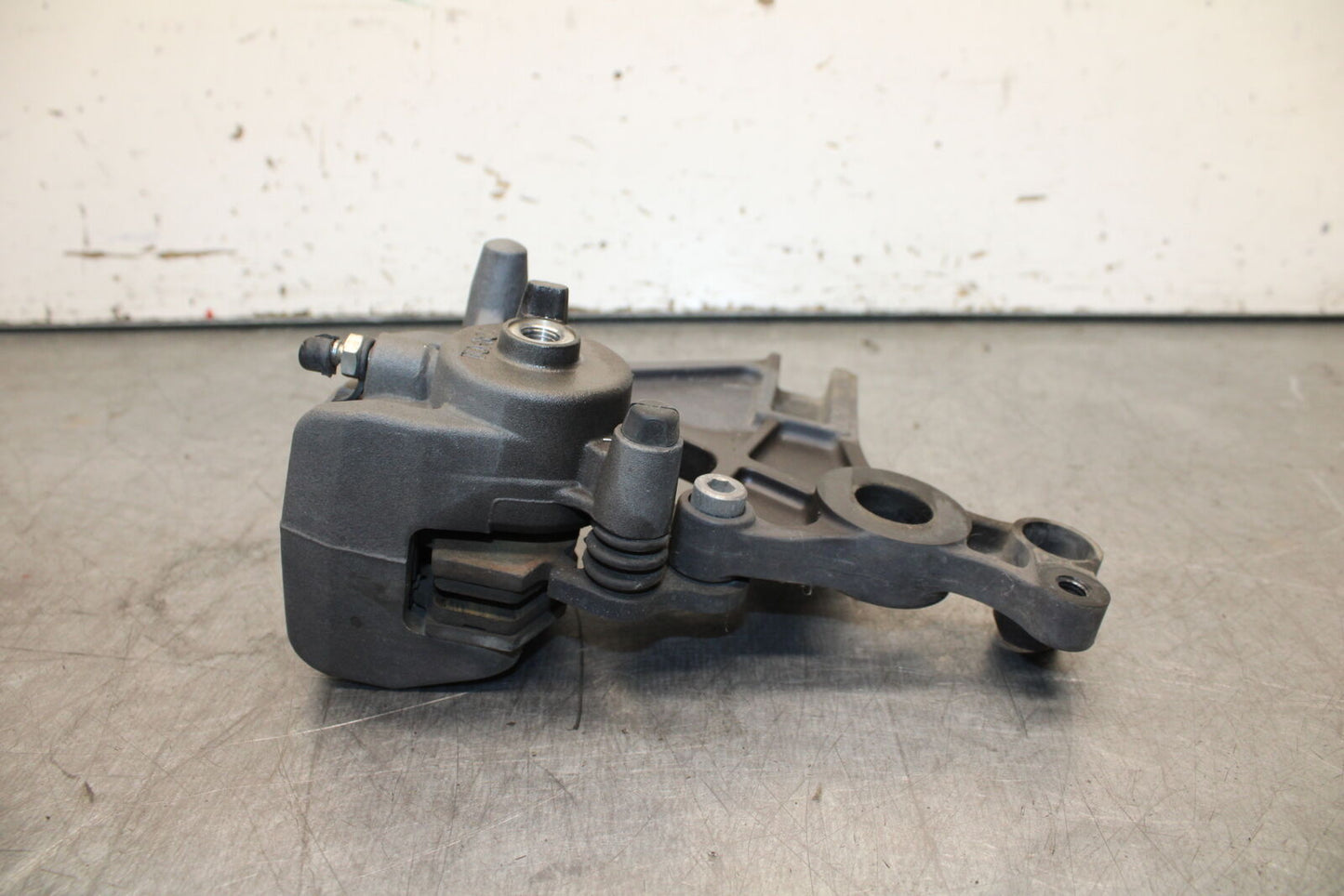 12-17 KAWASAKI ER-6N Z650 REAR BACK BRAKE CALIPER W MOUNT BRACKET BB709