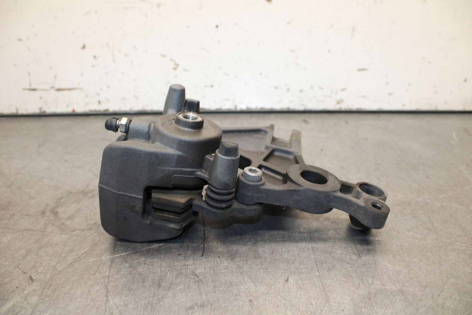 12-17 KAWASAKI ER-6N Z650 REAR BACK BRAKE CALIPER W MOUNT BRACKET BB709