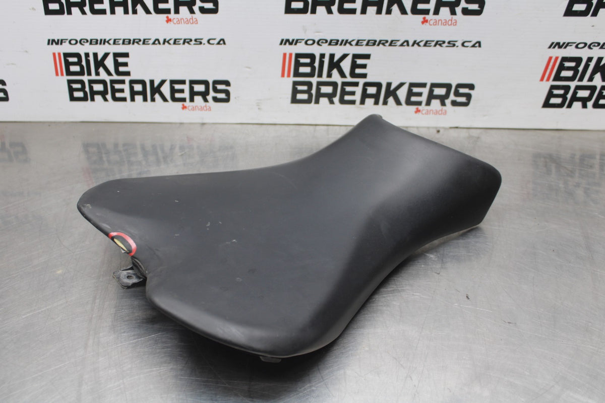 20 TRIUMPH STREET TRIPLE 765 FRONT DRIVERS SEAT PAD SADDLE PILLION BB864