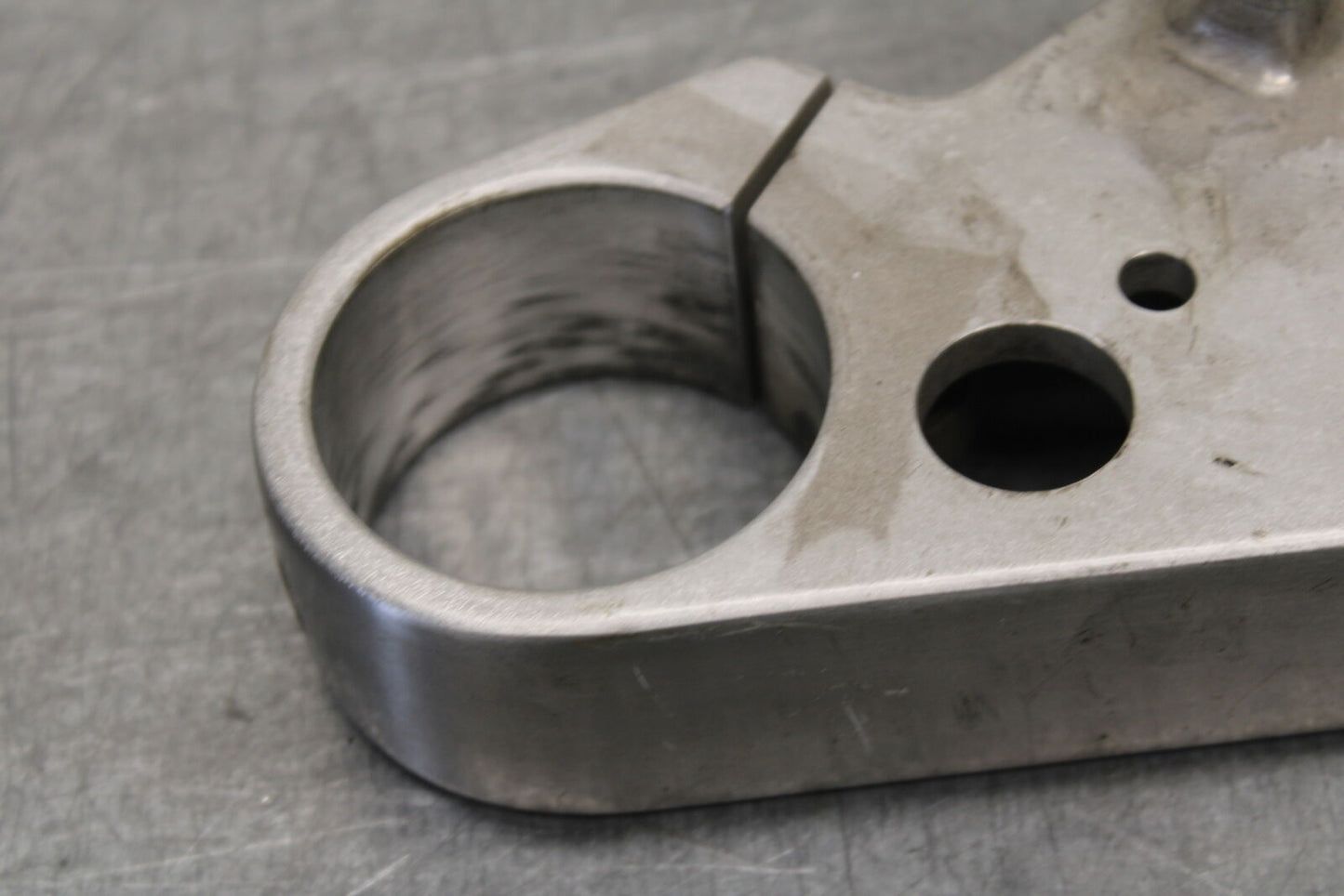 05-06 SUZUKI BOULEVARD M50 FRONT FORKS CLAMP LOWER TRIPLE TREE STEM BB671