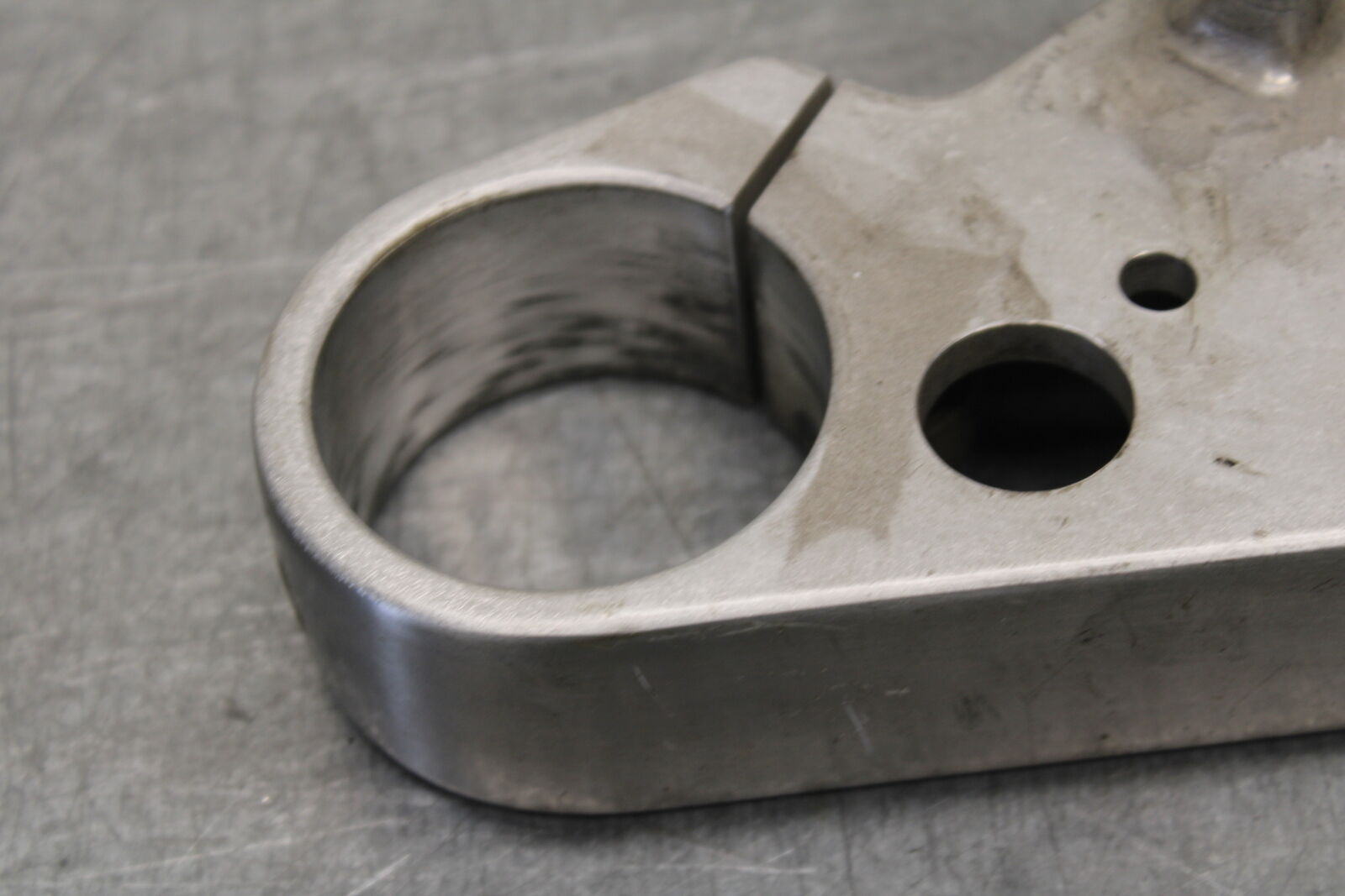 05-06 SUZUKI BOULEVARD M50 FRONT FORKS CLAMP LOWER TRIPLE TREE STEM BB671