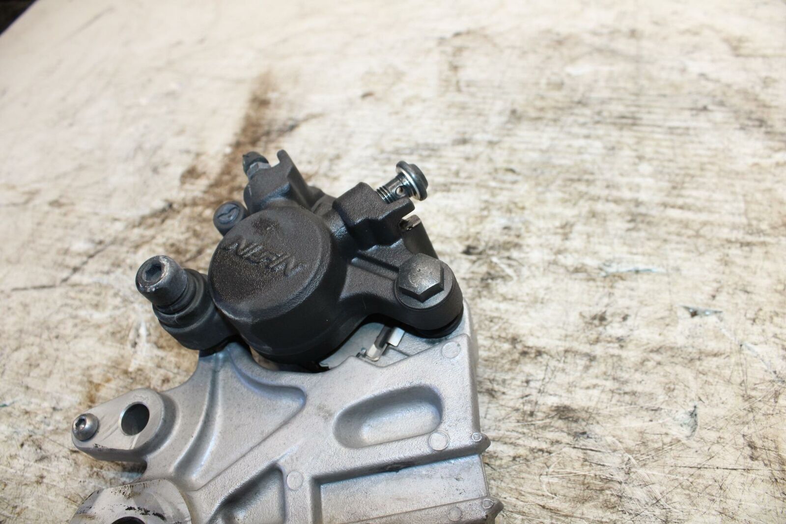 17-19 YAMAHA FZ09 REAR BACK BRAKE CALIPER W MOUNT BRACKET BB310