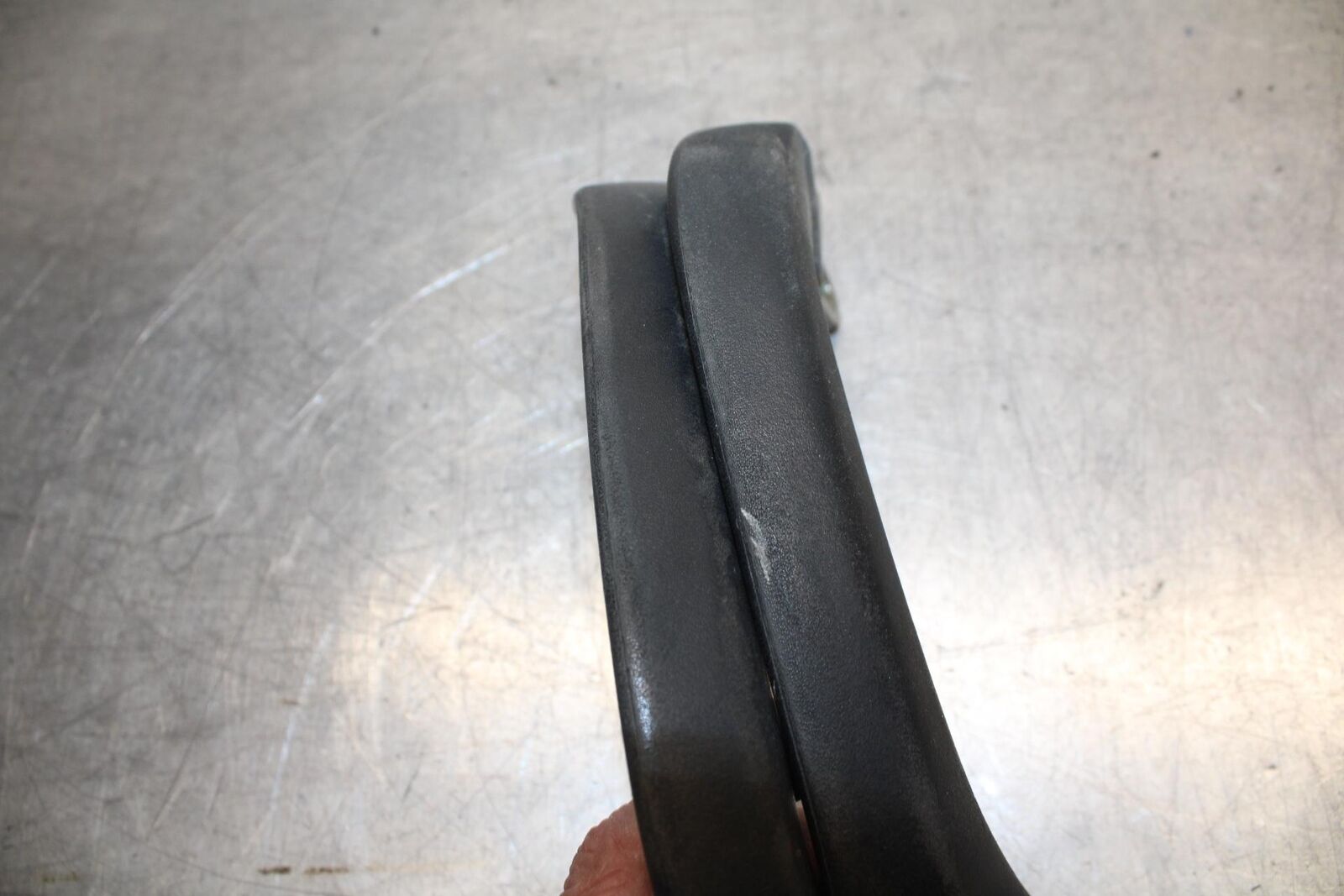 1995 Suzuki RF600R PASSENGER REAR SEAT GRAB BAR HANDLE SET BB615