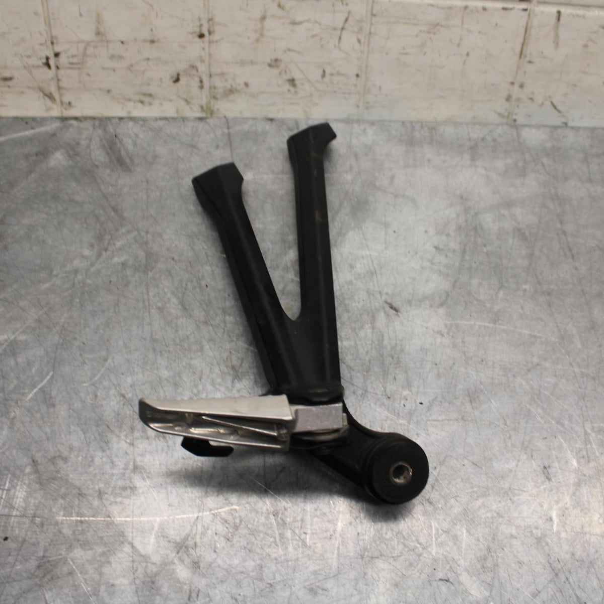 11-21 SUZUKI GSXR750 RIGHT REAR BACK PASSENGER PEG 43600-14J00 BB486