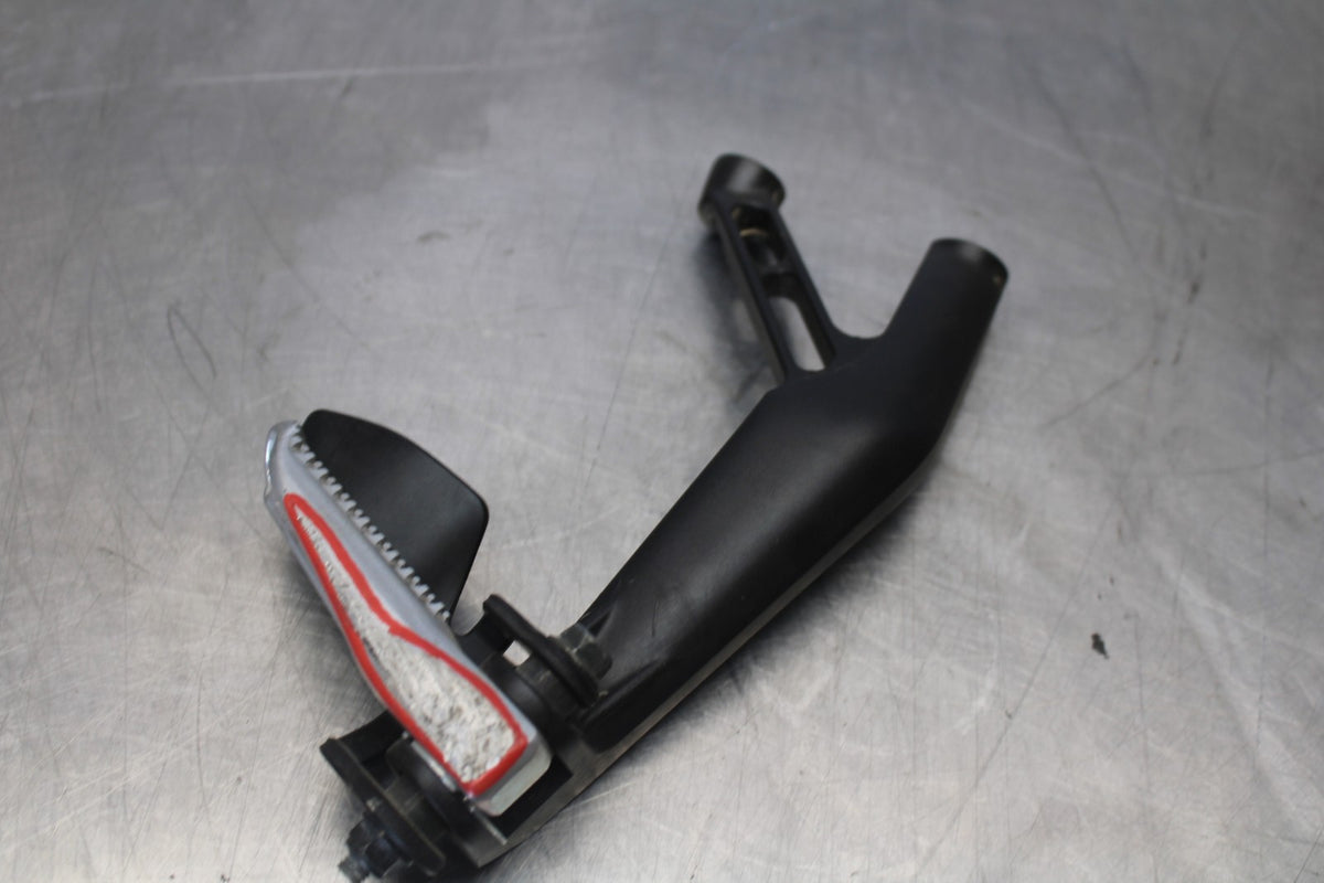 22-25 YAMAHA YZF R7 RIGHT REAR BACK PASSENGER PEG BB850