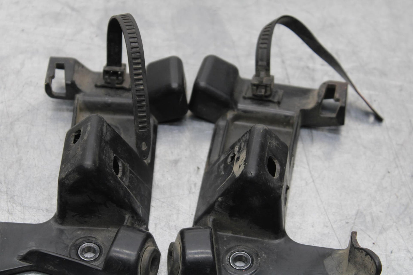 2007 Yamaha YZF R6 FRAME TO FAIRING BRCKET MOUNT PAIR SET BB590