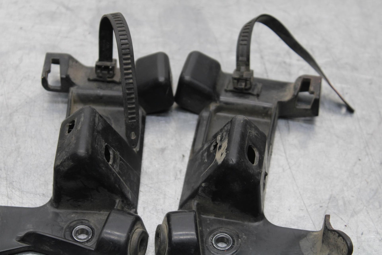 2007 Yamaha YZF R6 FRAME TO FAIRING BRCKET MOUNT PAIR SET BB590
