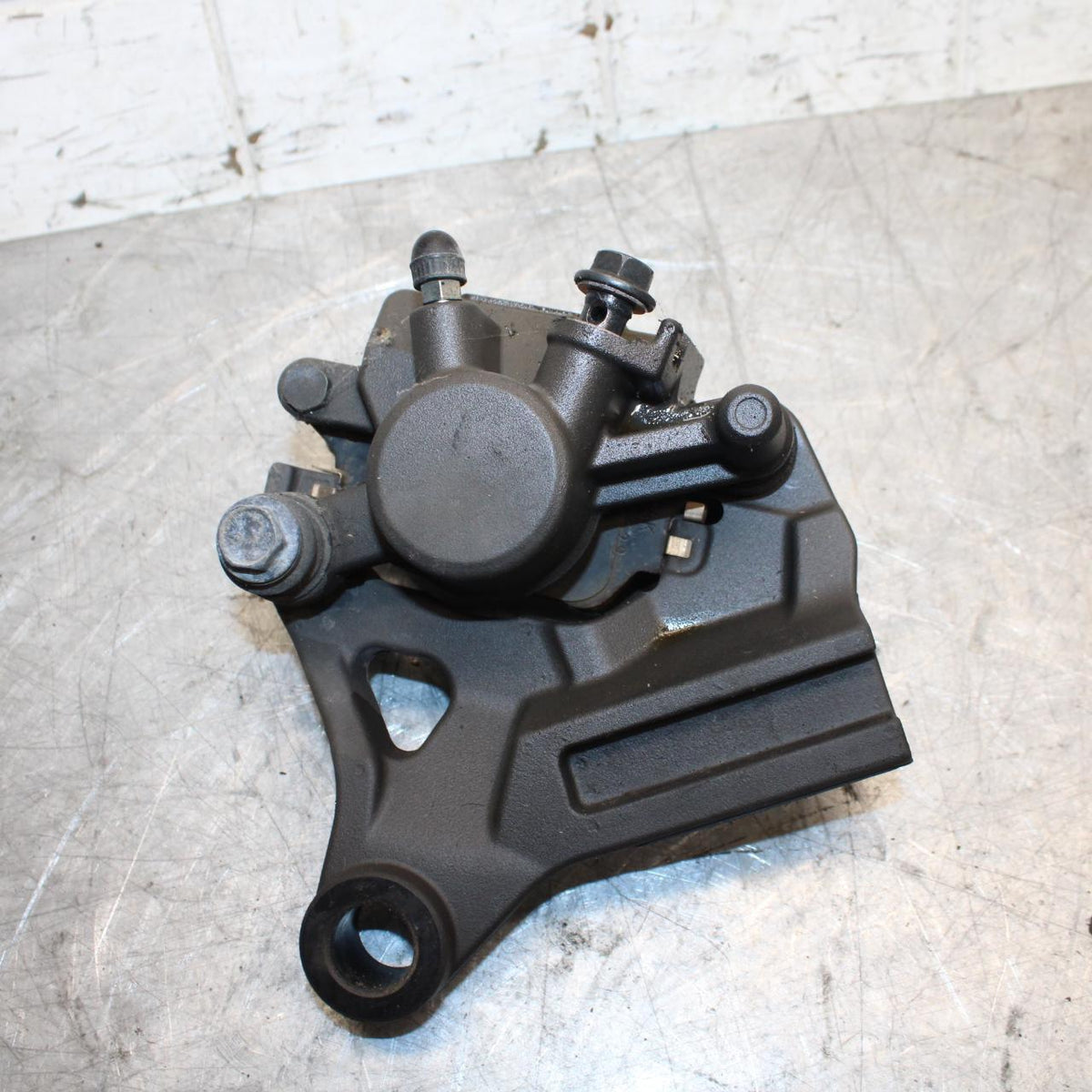 2015 Yamaha YZF R3 REAR BACK BRAKE CALIPER W MOUNT BRACKET 1WD-F580W-01-00 BB526