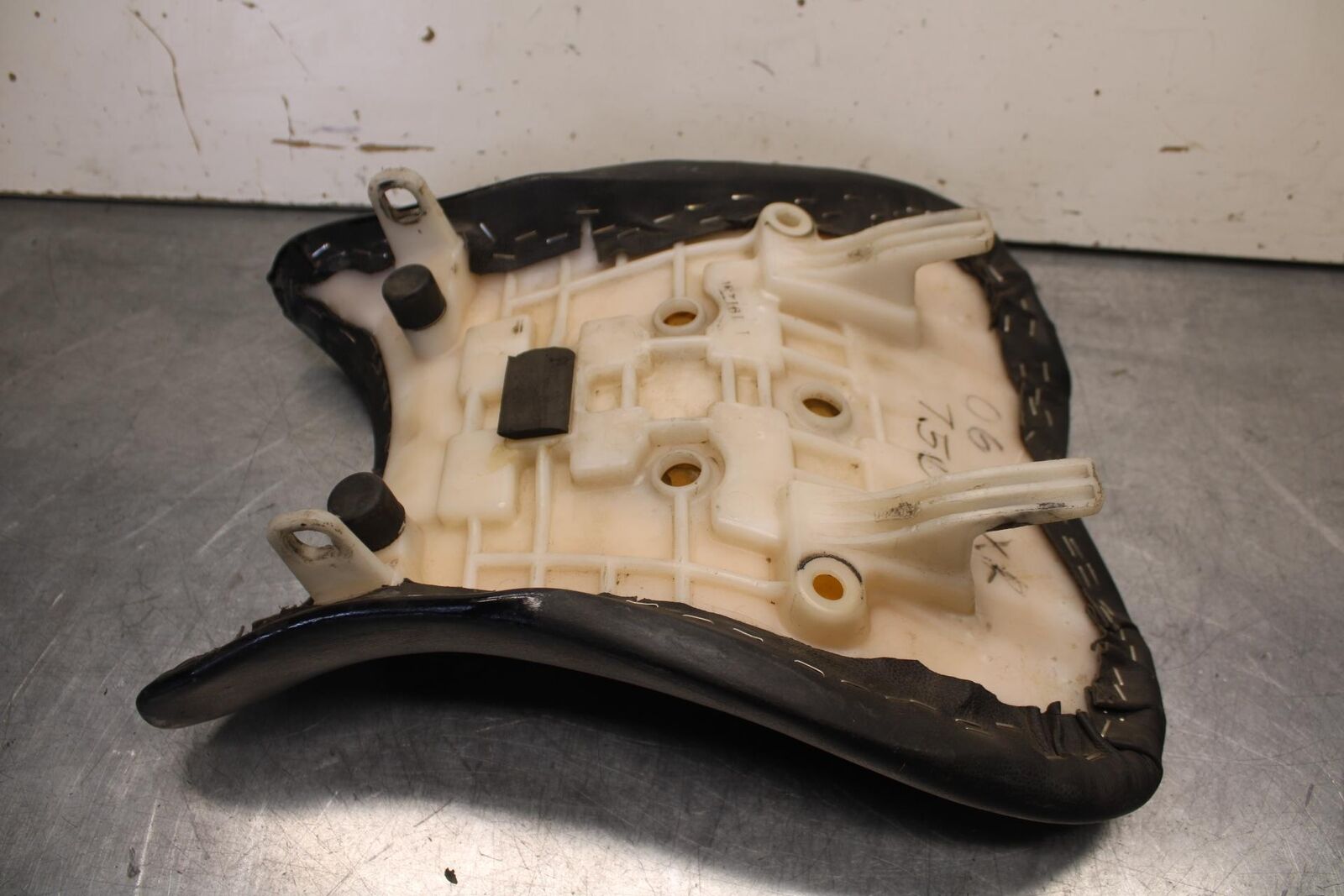 06-07 SUZUKI GSXR 600 FRONT DRIVERS SEAT PAD SADDLE PILLION BB621