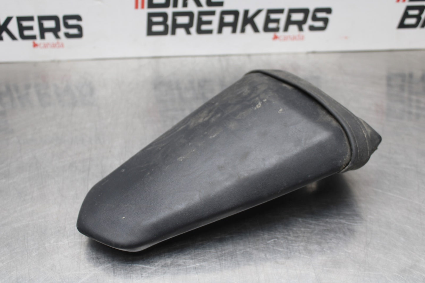22-25 YAMAHA YZF R7 REAR BACK PASSENGER TANDEM SEAT PAD SADDLE PILLION BB769