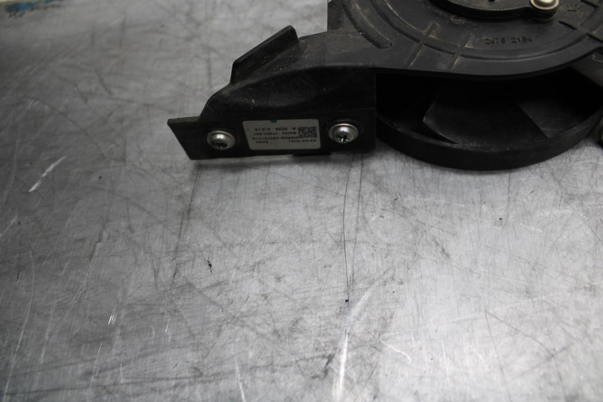 21 HUSQVARNA VITPILEN 401 ENGINE RADIATOR COOLING FAN BB467