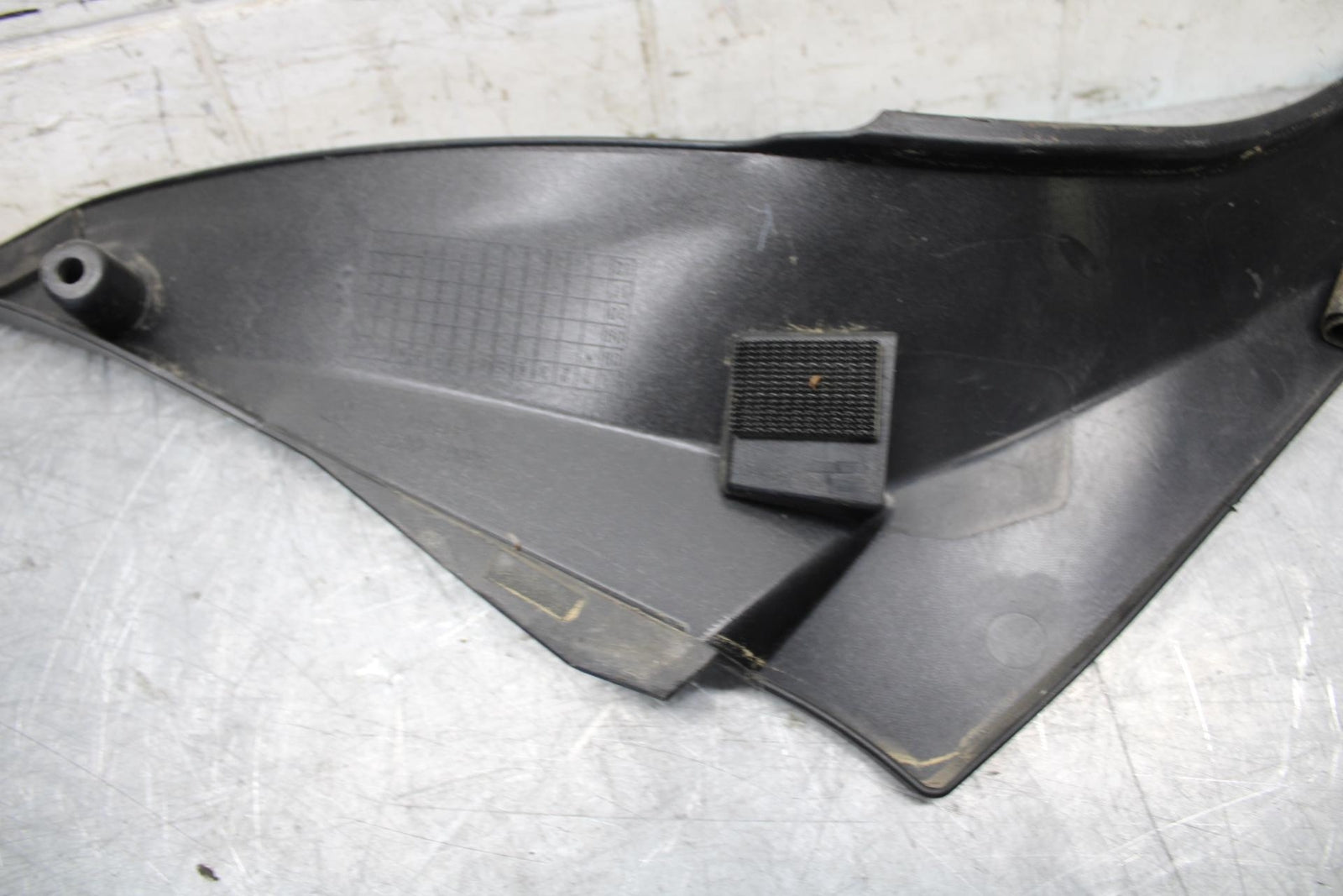 2008 Kawasaki Ninja ZX10R  RIGHT FRONT SIDE SEAT SADDLE PANEL TRIM COWL BB524