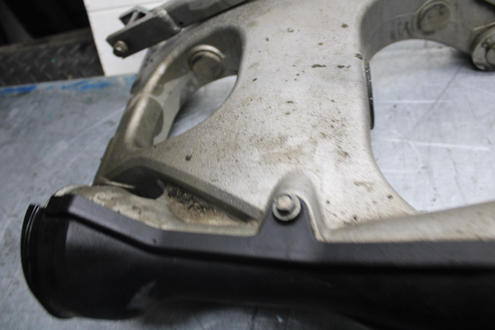 07-08 KAWASAKI CONCOURS 1400 ABS REAR SWINGARM BACK SUSPENSION SWING ARM BB449