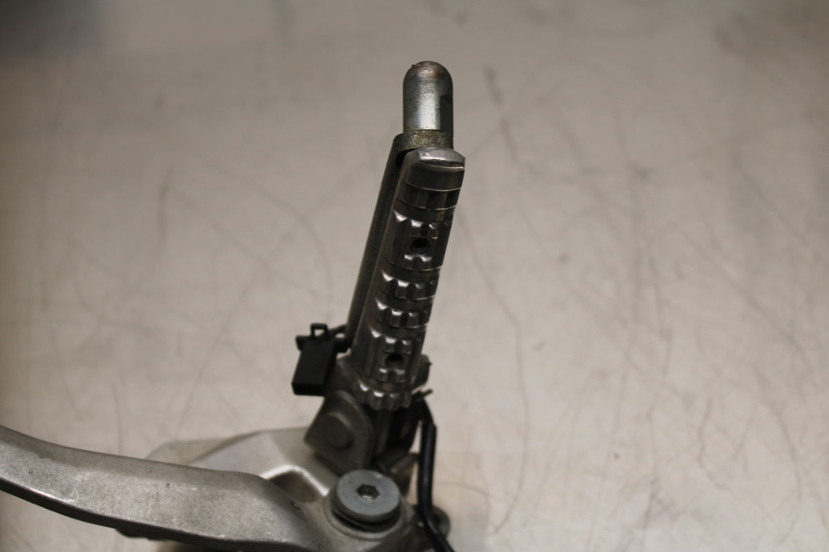 96 YAMAHA YZF750R RIGHT REARSET REAR SET DRIVER FOOT PEG REST STOP BB137