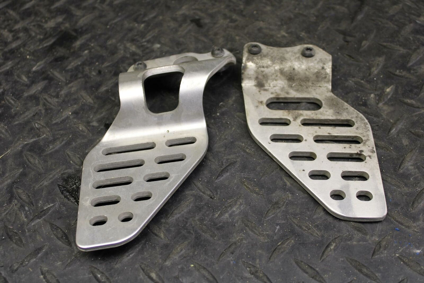 08-09 YAMAHA YZF R6S LEF RIGHTT REARSET REAR SET HEEL GUARD COVER  BB178