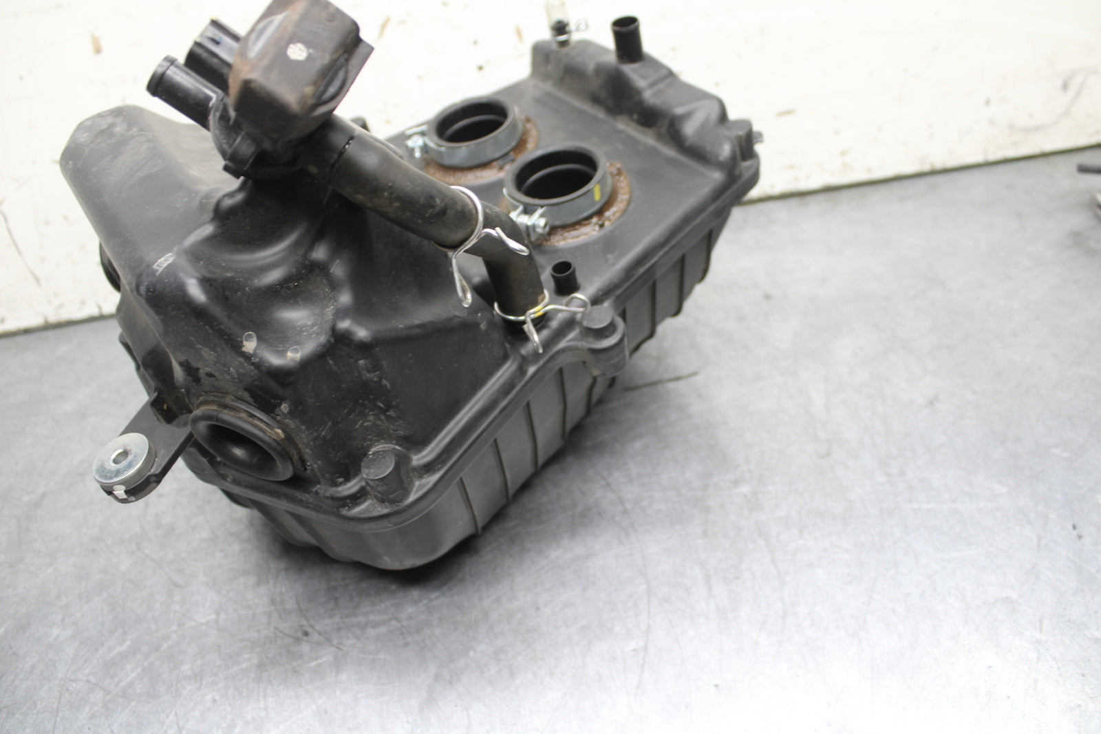 24 KAWASAKI NINJA 500 ABS AIRBOX AIR INTAKE FILTER BOX BB744