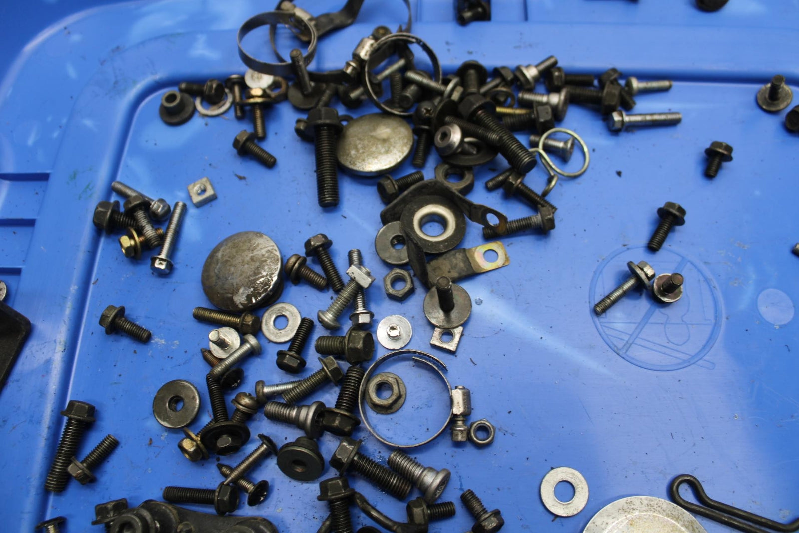 00-01 KAWASAKI ZZR600 LEFTOVER MOUNTING BOLTS HARDWARE MOTOR SCREWS BB31