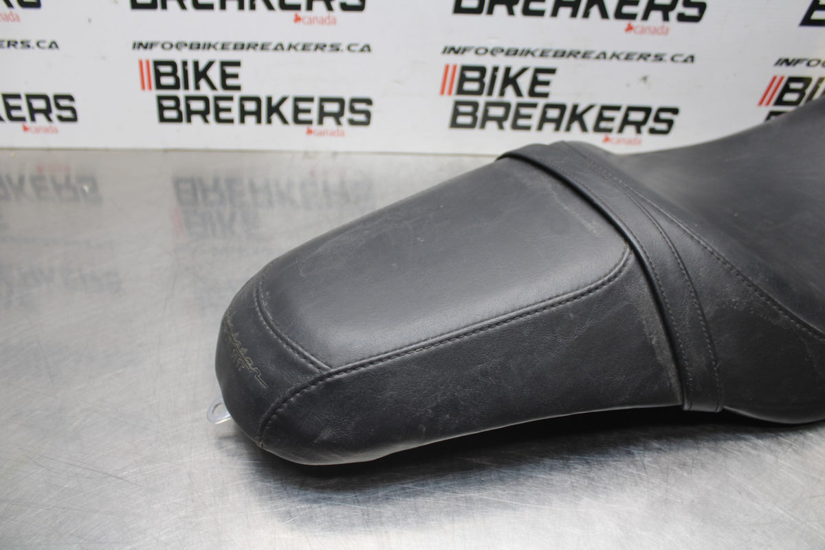 07 HARLEY-DAVIDSON SPORTSTER 1200 CUSTOM XL1200C SADDLE SEAT  BB833