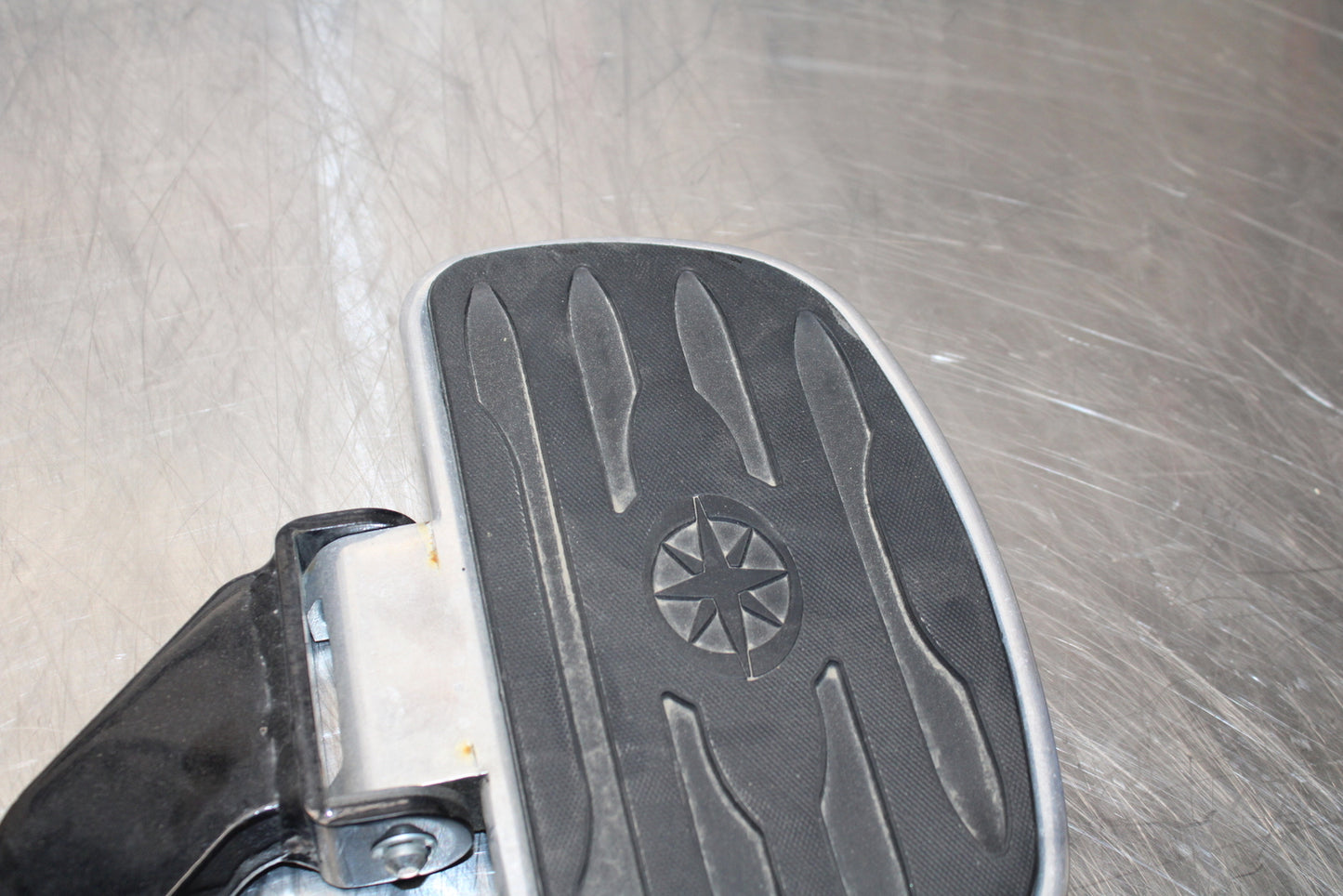 09 YAMAHA ROYAL STAR XVZ1300TF VENTURE REAR PASSENGER FOOT STEP PEG SET BB151