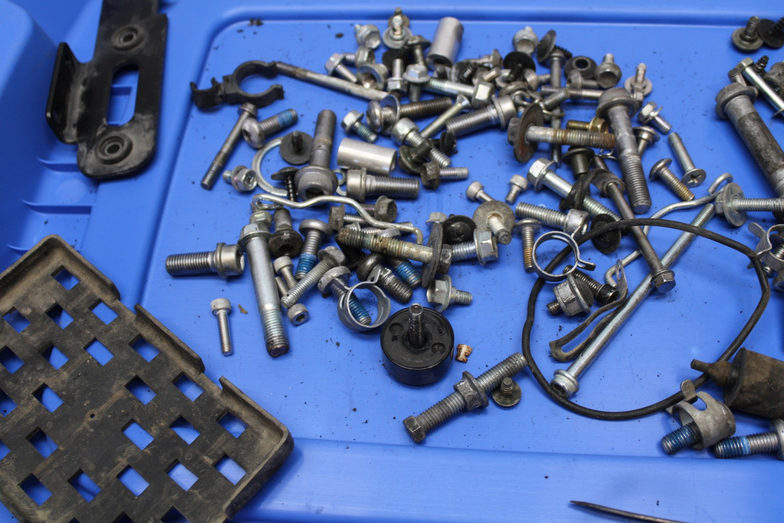 06-07 SUZUKI GSXR 600 MOUNTING BOLTS HARDWARE MOTOR SCREWS BB170