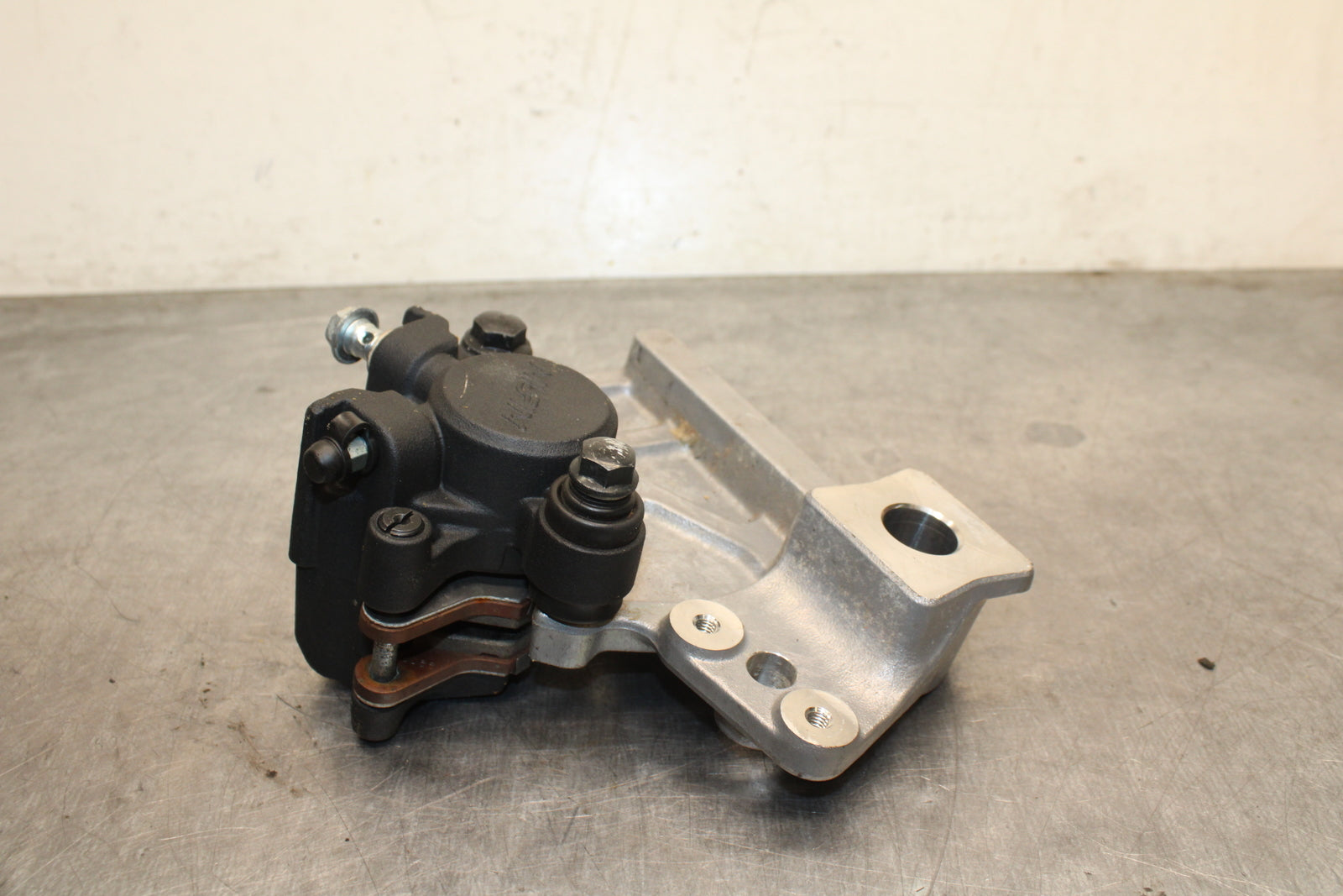 13-16 SUZUKI BANDIT 1250S ABS REAR BACK BRAKE CALIPER W MOUNT BRACKET BB134