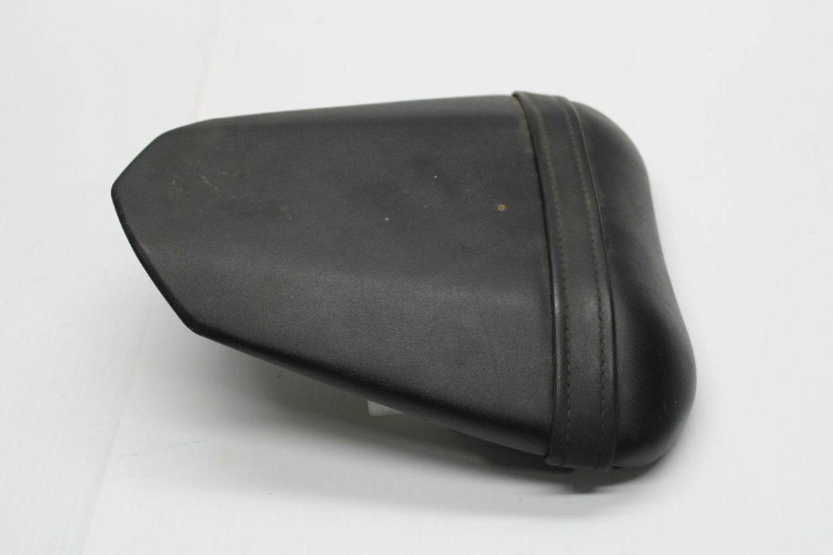 08-16 YAMAHA YZF R6 REAR BACK PASSENGER TANDEM SEAT PAD SADDLE PILLION BB247