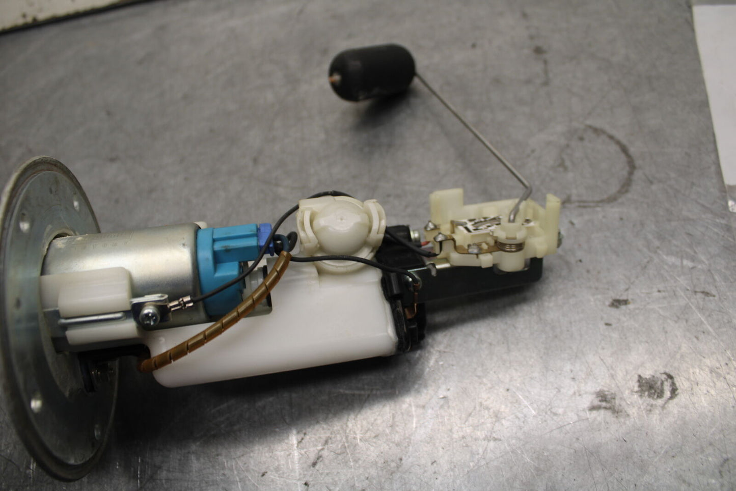 05-06 SUZUKI GSXR1000 FUEL PUMP GAS PETROL SENDER UNIT 15100-41G00 BB677
