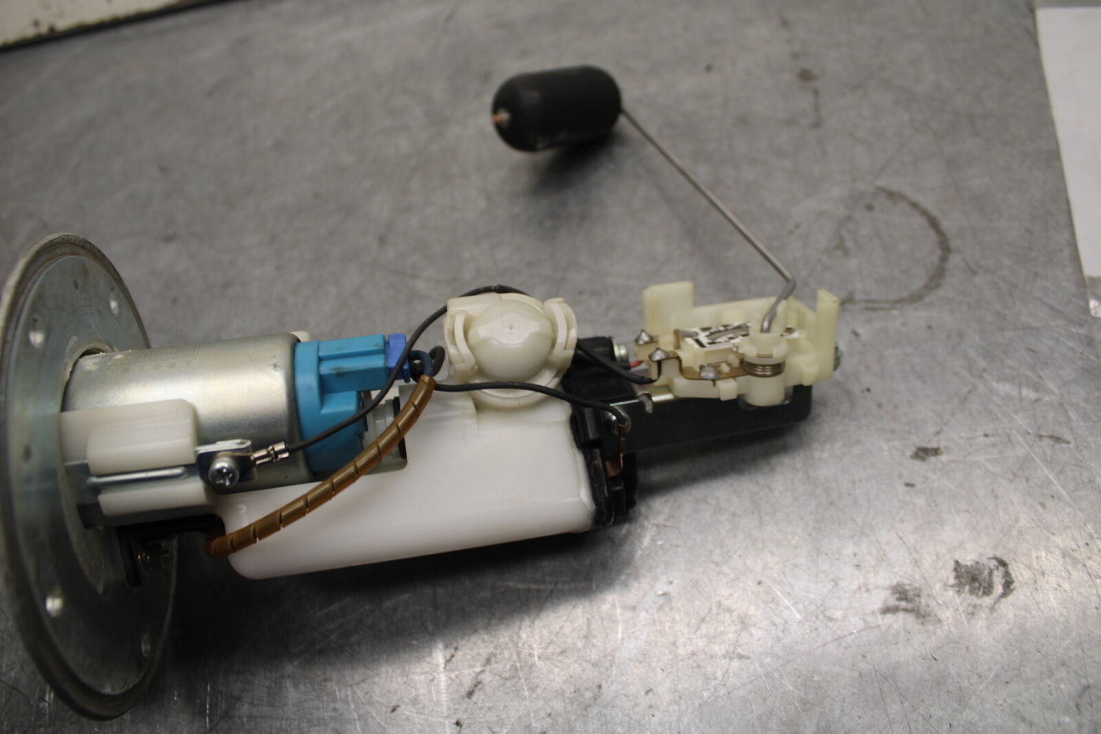 05-06 SUZUKI GSXR1000 FUEL PUMP GAS PETROL SENDER UNIT 15100-41G00 BB677