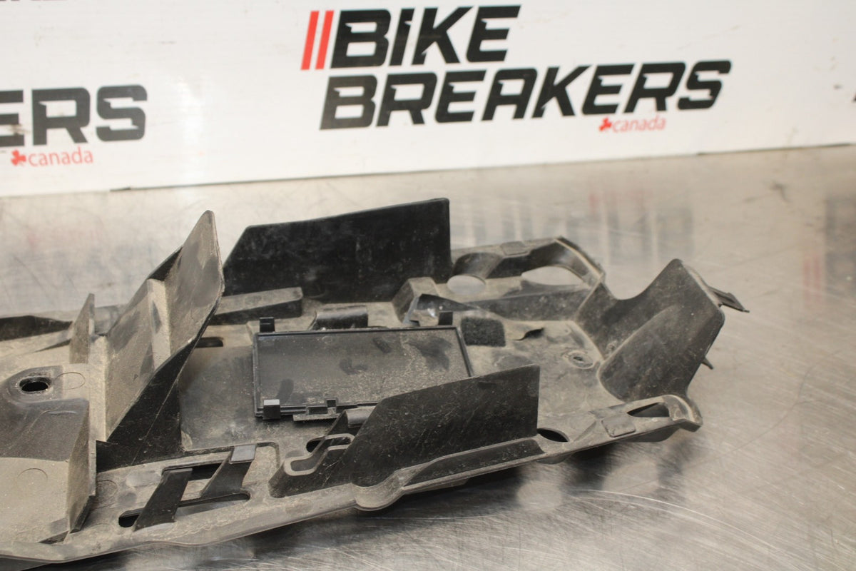 06-07 SUZUKI GSXR 600 REAR BACK TAIL UNDERTAIL BATTERY TRAY PLASTIC BB822