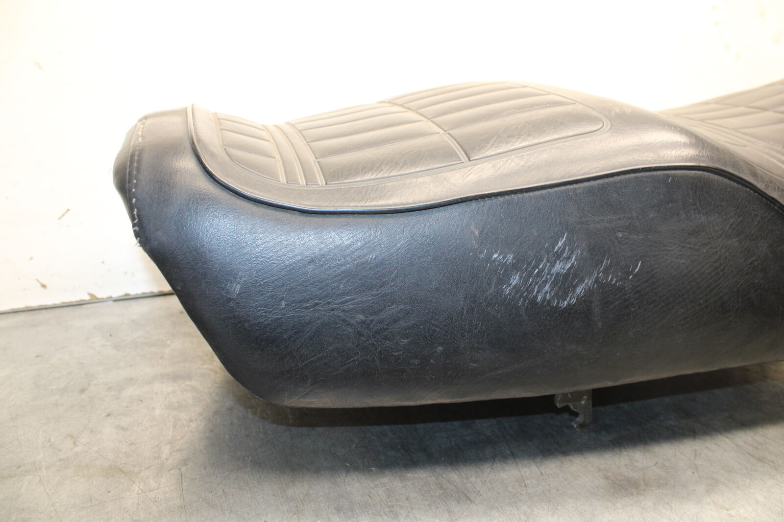 82-83 YAMAHA MAXIM 750 FRONT DRIVERS SEAT BB671