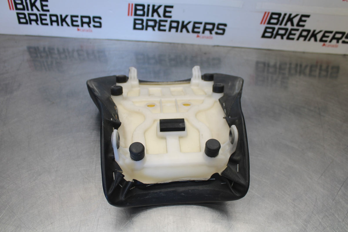 18 SUZUKI GSXR750 FRONT DRIVERS SEAT PAD SADDLE PILLION BB891