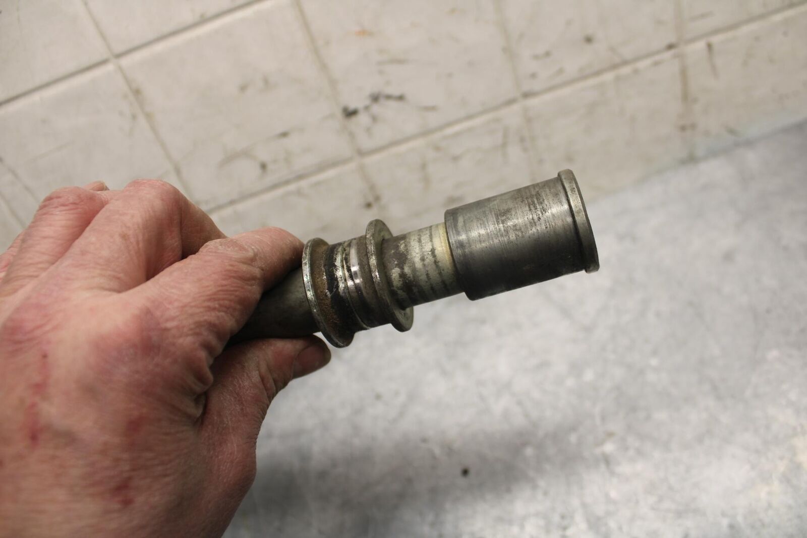 2004 Kawasaki Ninja ZX6RR ZX600M FRONT WHEEL RIM AXLE PIVOT BOLT BB43