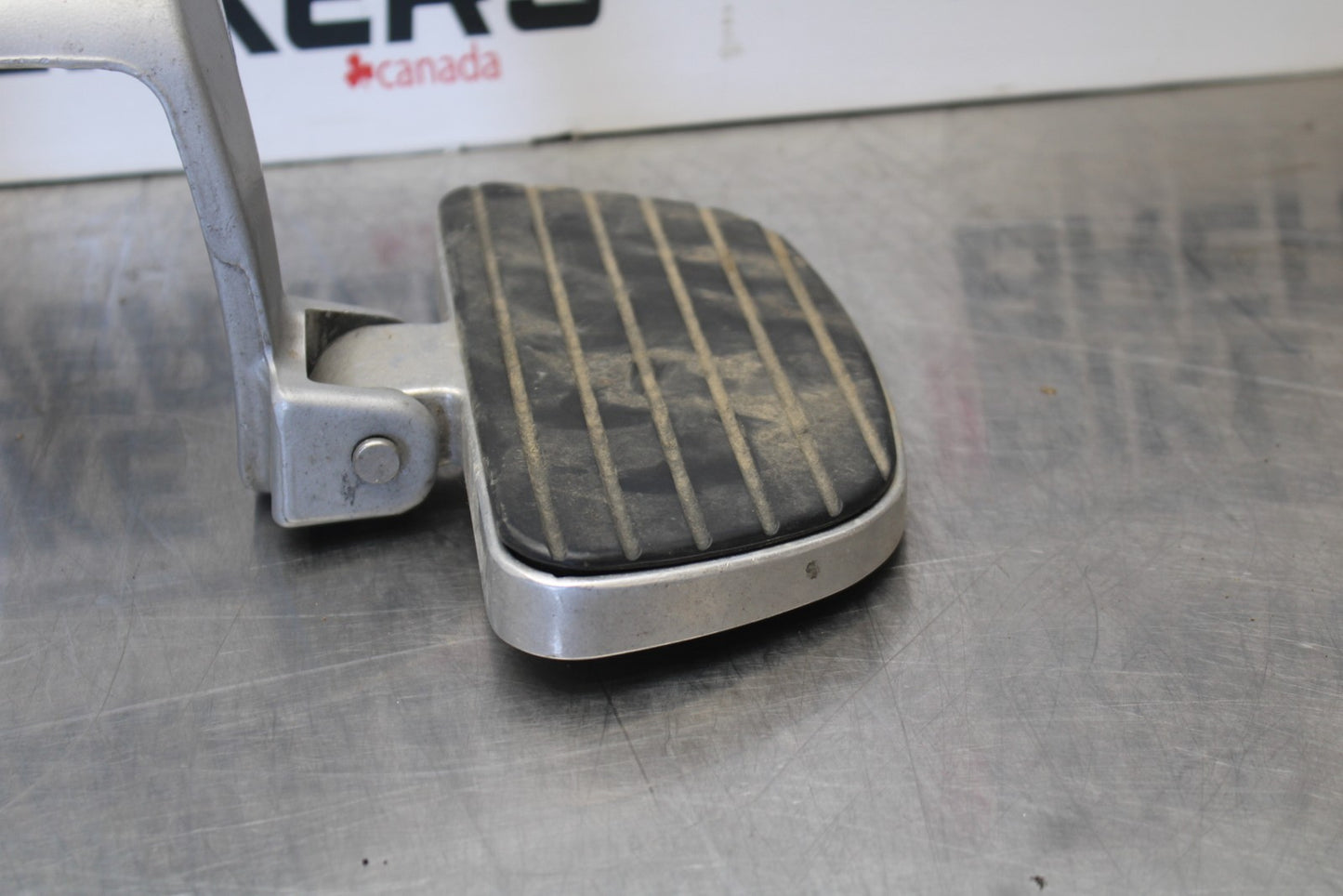 05-06 VICTORY KINGPIN DELUXE REAR PASSENGER FOOT STEP PEG SET PAIR BB195