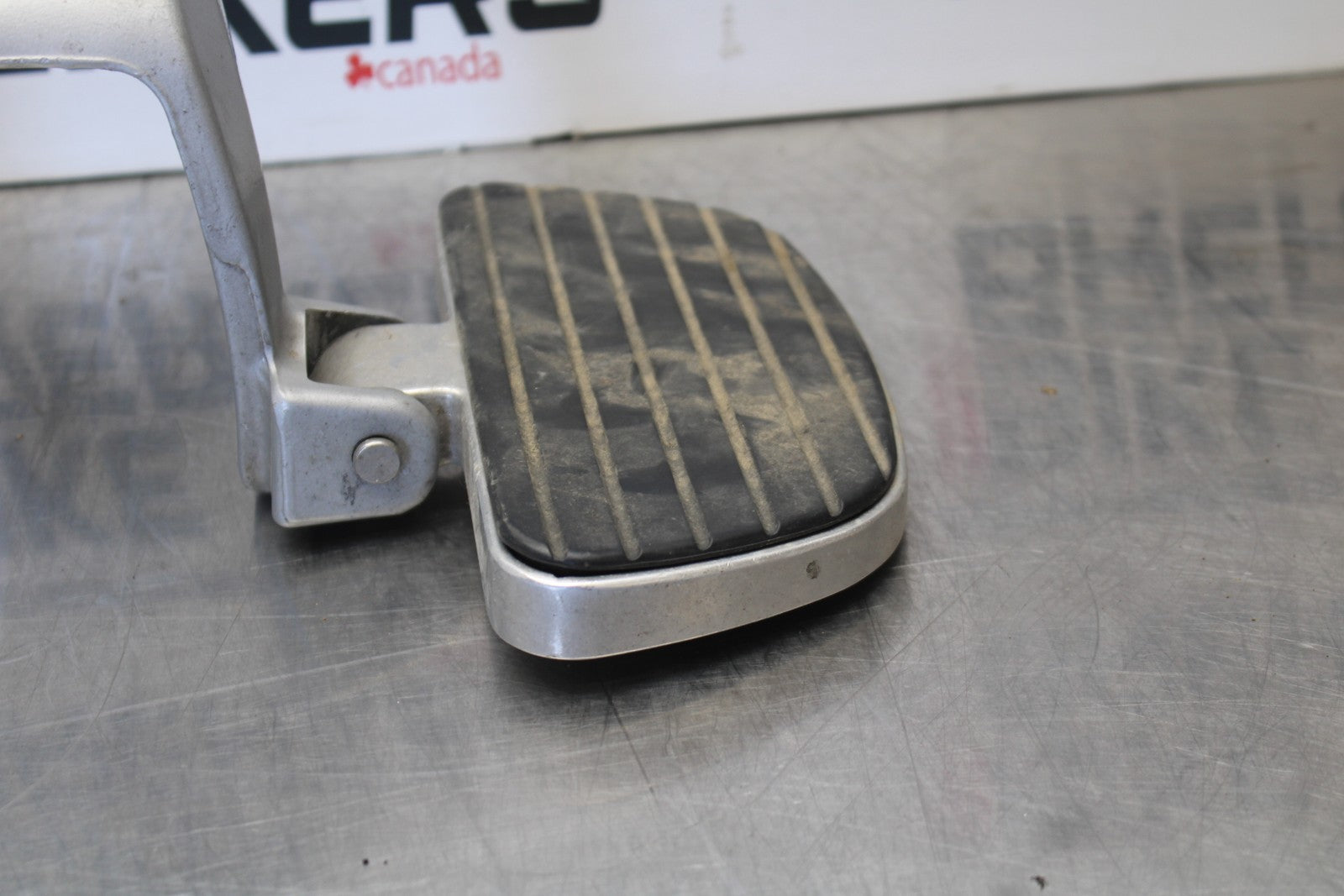 05-06 VICTORY KINGPIN DELUXE REAR PASSENGER FOOT STEP PEG SET PAIR BB195