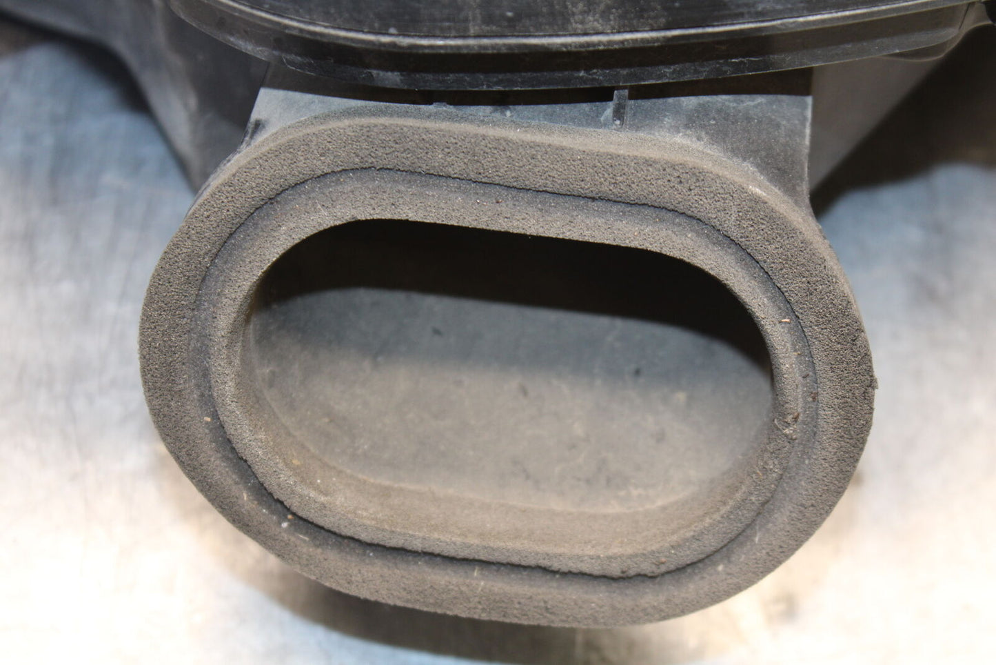 04-05 SUZUKI GSXR600 AIRBOX AIR INTAKE FILTER BOX 13700-29G00 13741-29G00 BB658