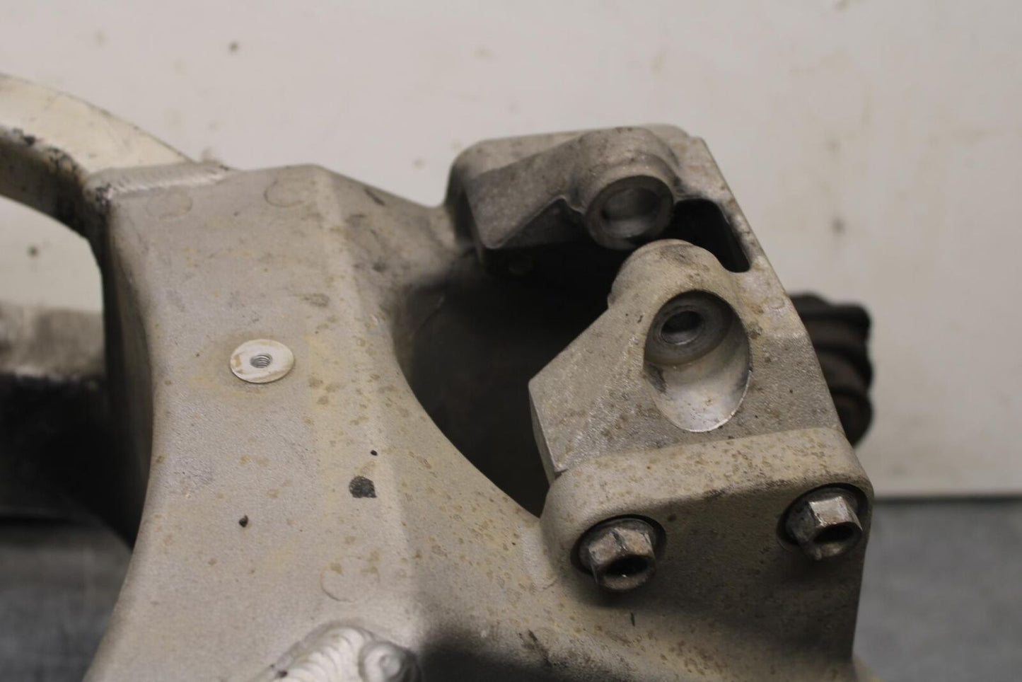 03-04 HONDA CBR600RR REAR SWINGARM BACK SUSPENSION 52200-MEE-700 BB628