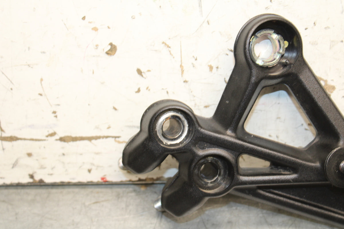 17-24 KTM 390 DUKE LEFT REARSET REAR SET DRIVER FOOT PEG REST STOP BB734