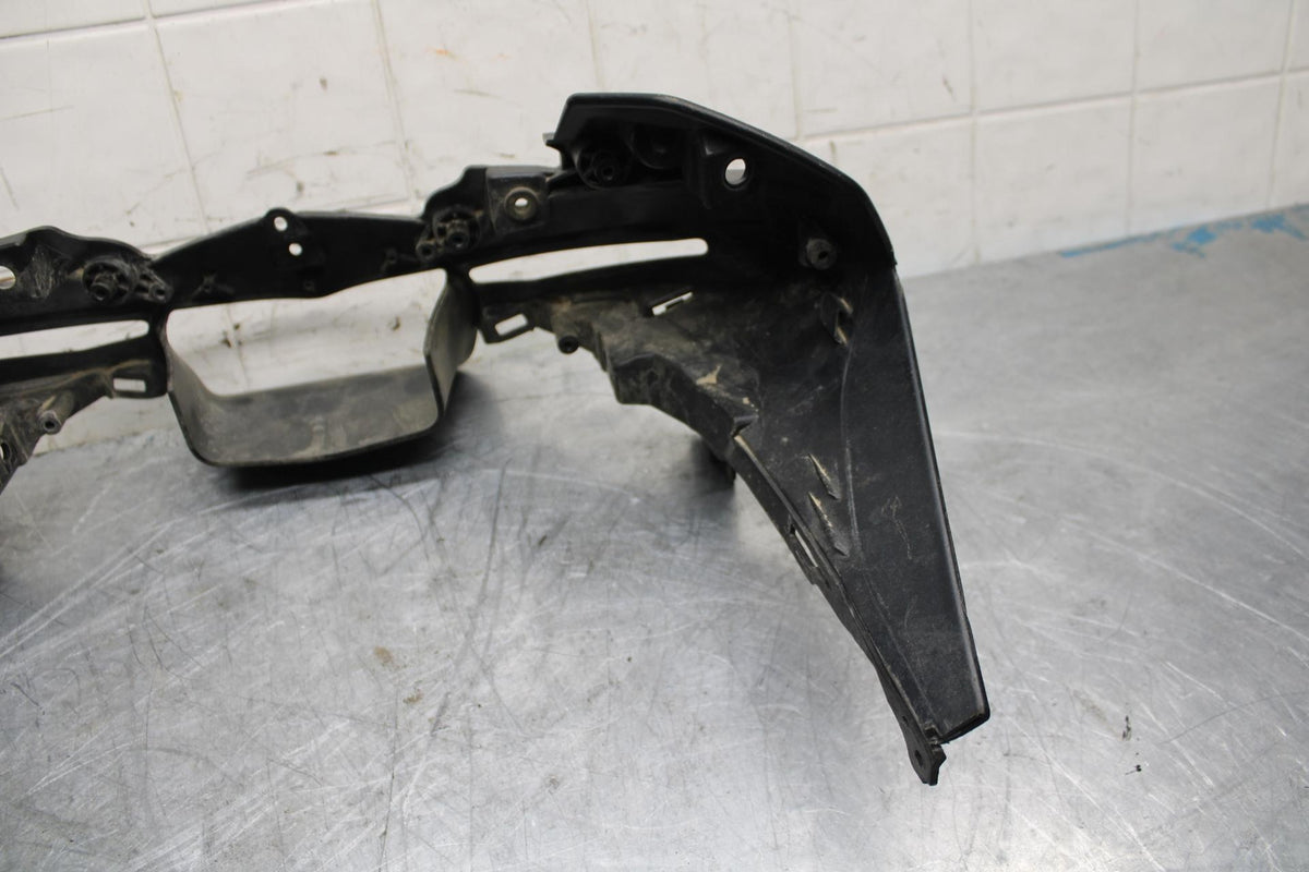 18 YAMAHA YZF R1  FRONT CENTER COWL FAIRING STAY BB473