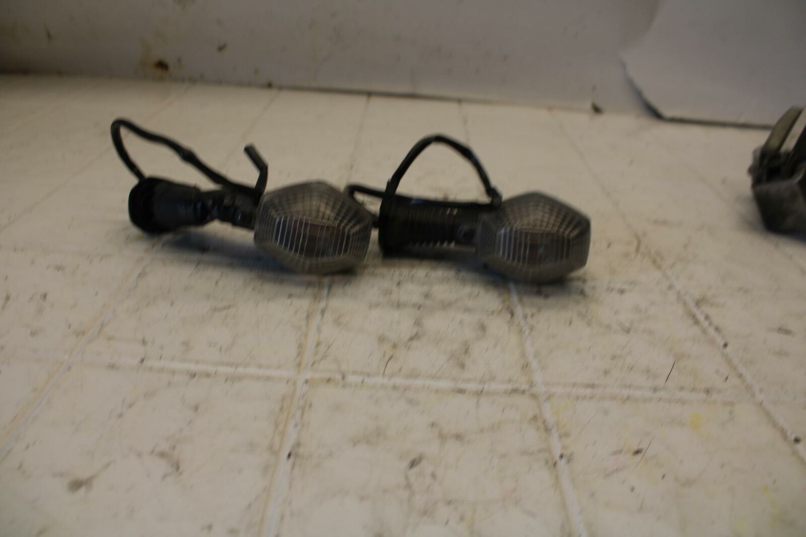 06-07 SUZUKI BANDIT 1200S ABS FRONT LEFT RIGHT TURN SIGNALS LIGHT BB21