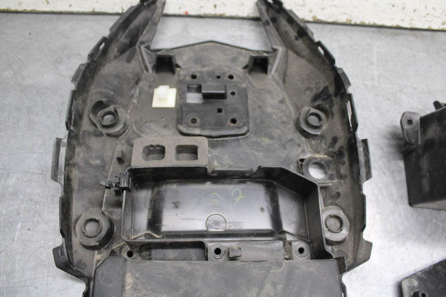 18-24 KAWASAKI NINJA 650 REAR BACK TAIL UNDERTAIL BATTERY TRAY PLASTIC BB725