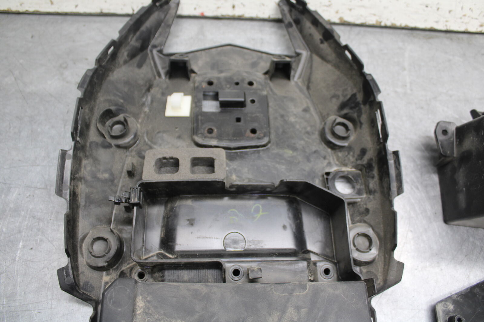 18-24 KAWASAKI NINJA 650 REAR BACK TAIL UNDERTAIL BATTERY TRAY PLASTIC BB725