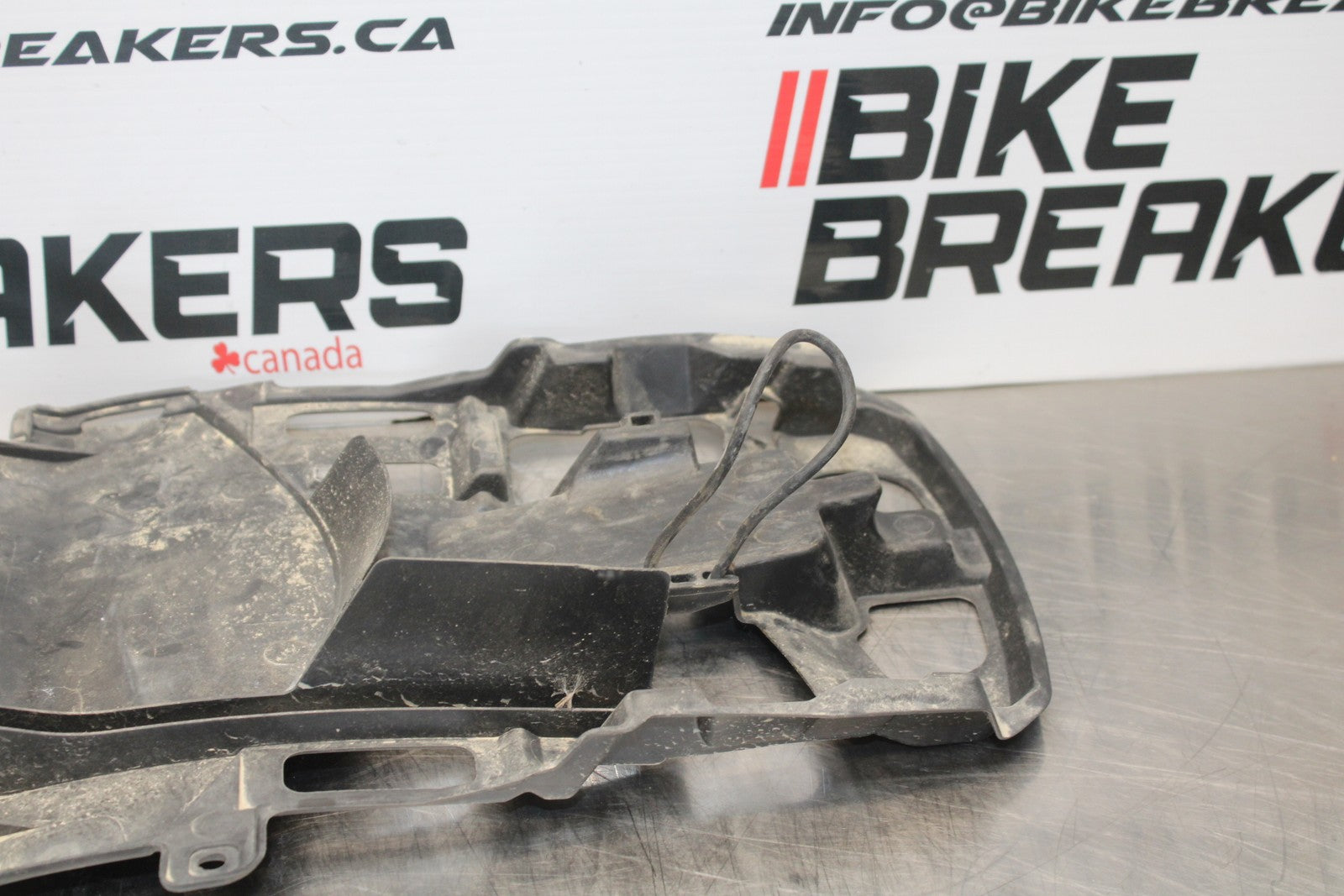 11-22 SUZUKI GSXR 600  REAR BACK TAIL UNDERTAIL BATTERY TRAY PLASTIC BB193