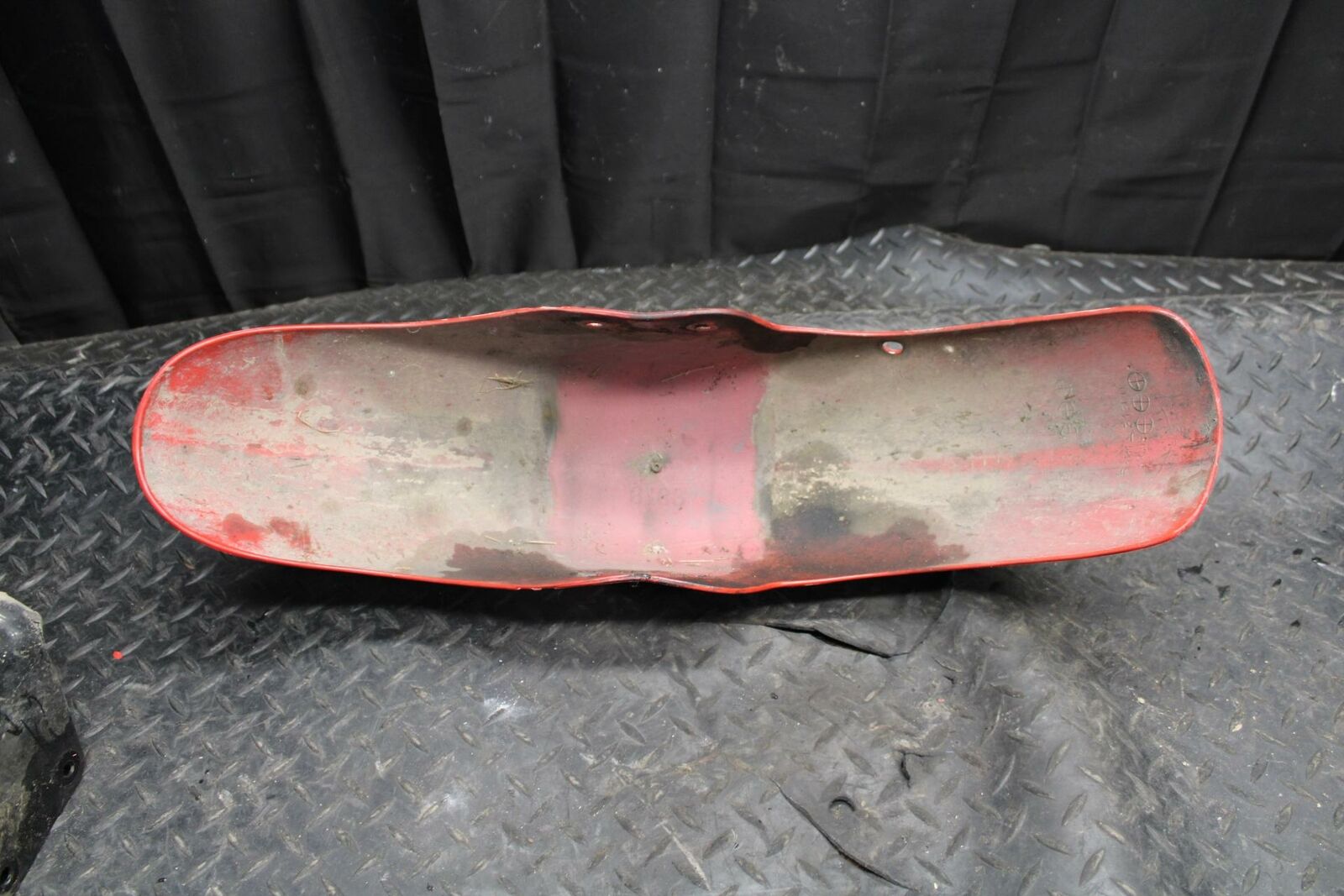 86 SUZUKI GS750ES RED FRONT WHEEL FENDER COWL BRACE BB233