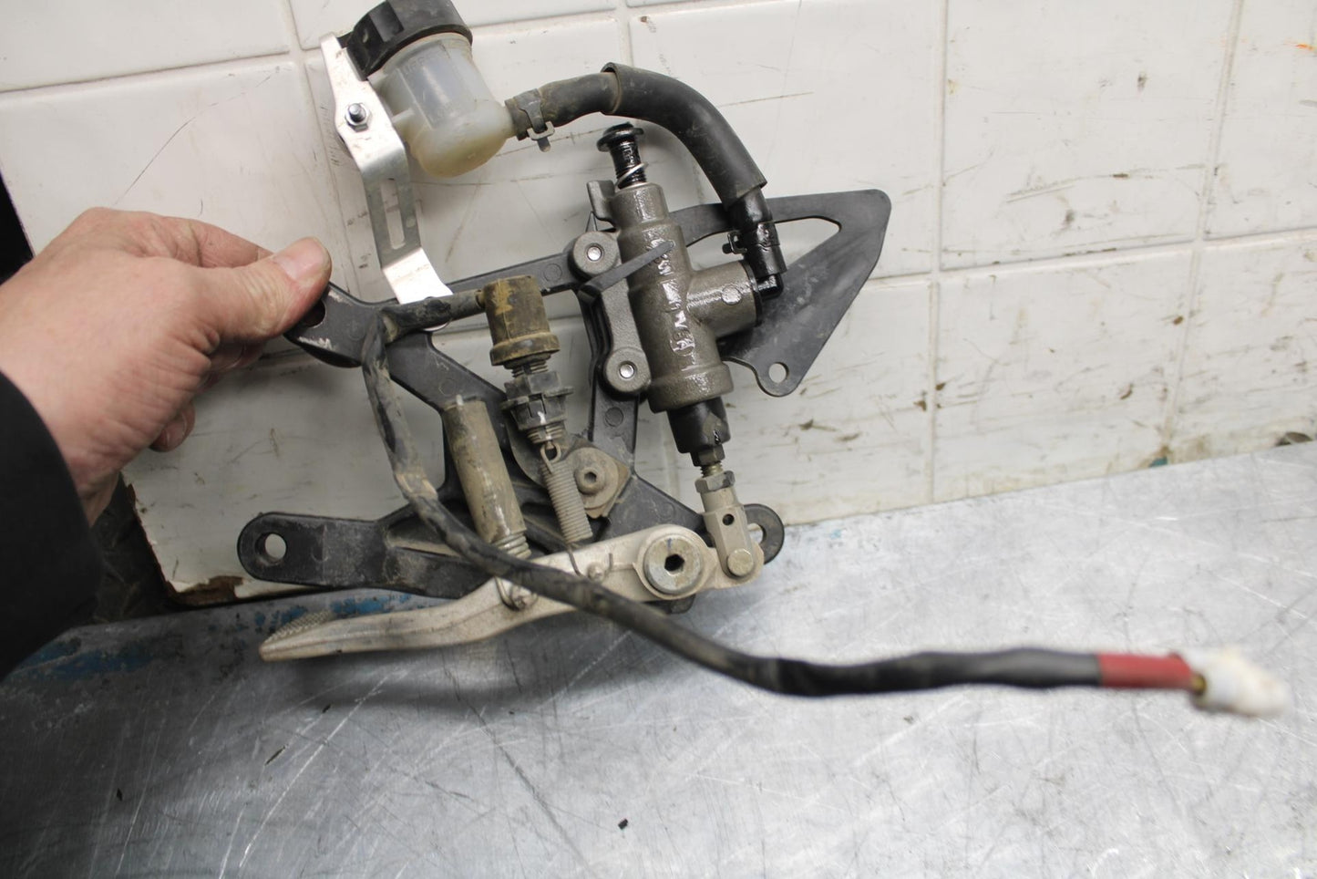 18 YAMAHA YZF R1  RIGHT REARSET REAR SET DRIVER FOOT PEG REST STOP BB473