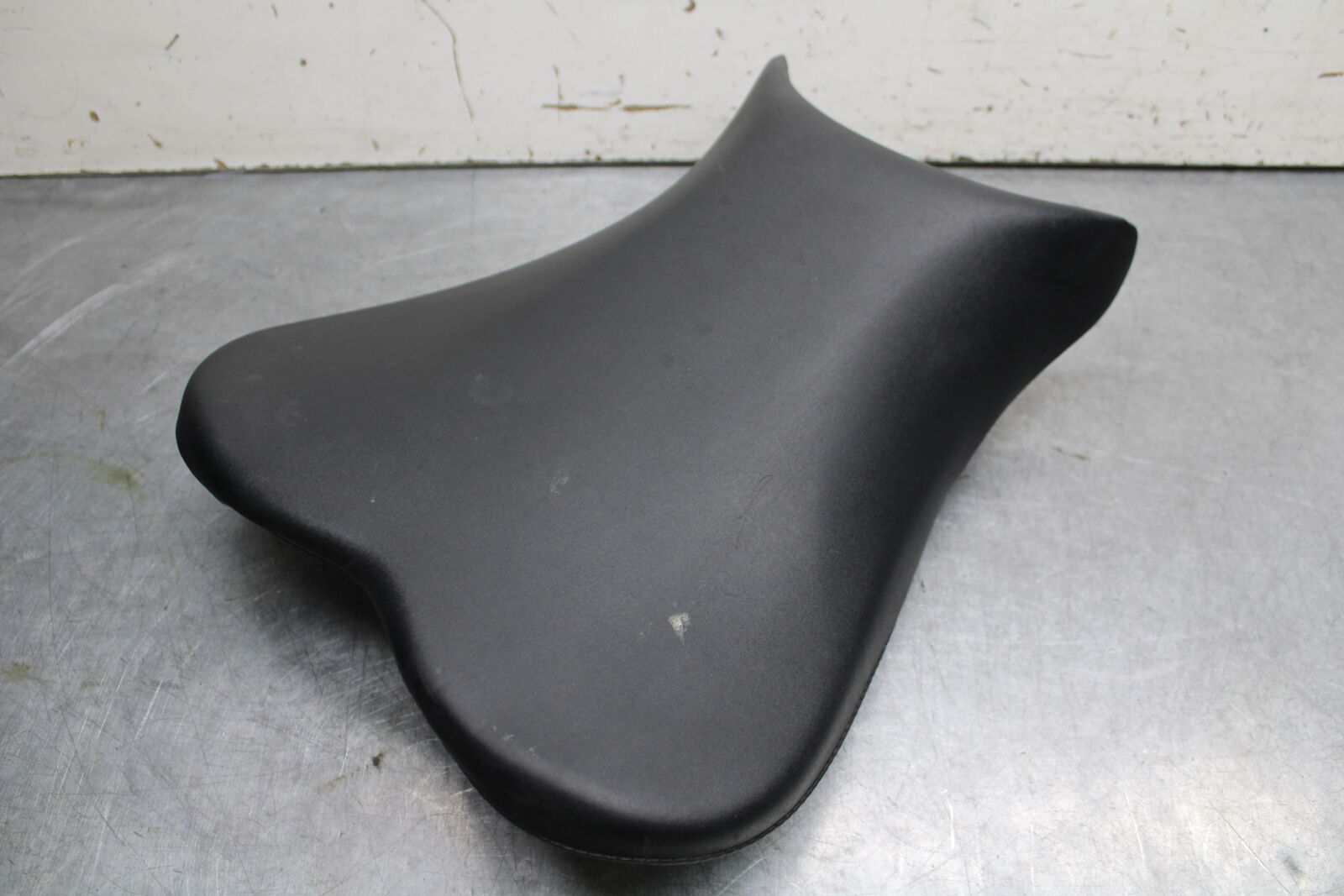 06-07 SUZUKI GSXR750 FRONT DRIVERS SEAT PAD SADDLE PILLION 45100-01H00-6BY BB670