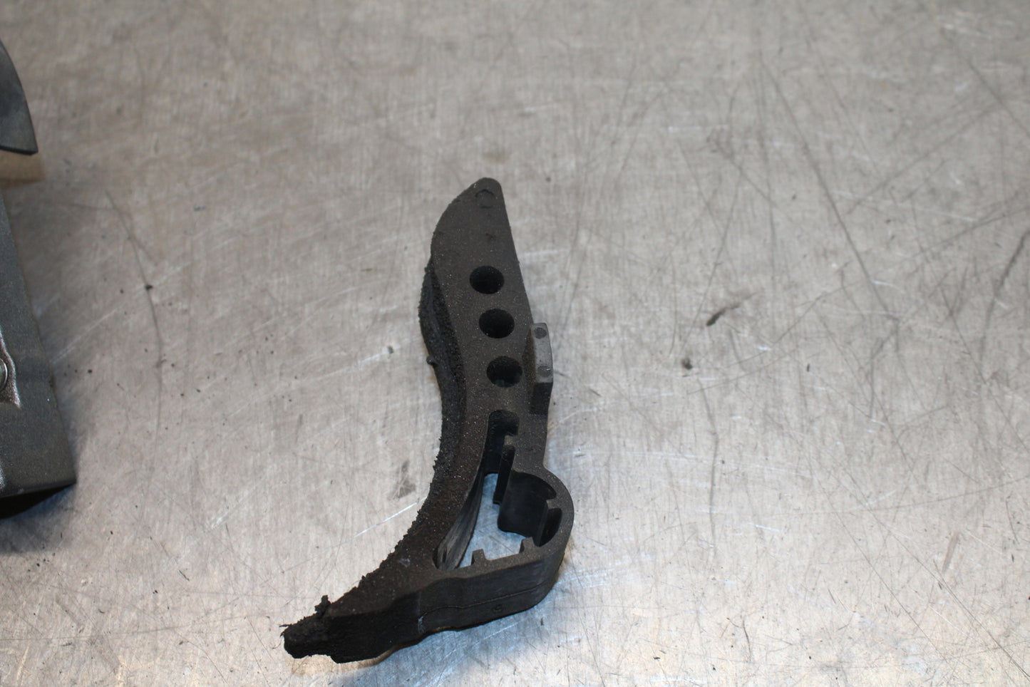 03-05 YAMAHA YZF R6  ENGINE SPROCKET COVER BB751