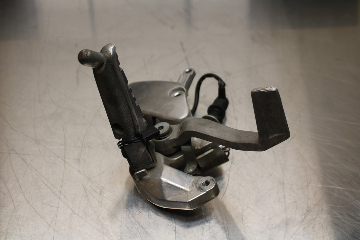 96 YAMAHA YZF750R RIGHT REARSET REAR SET DRIVER FOOT PEG REST STOP BB137
