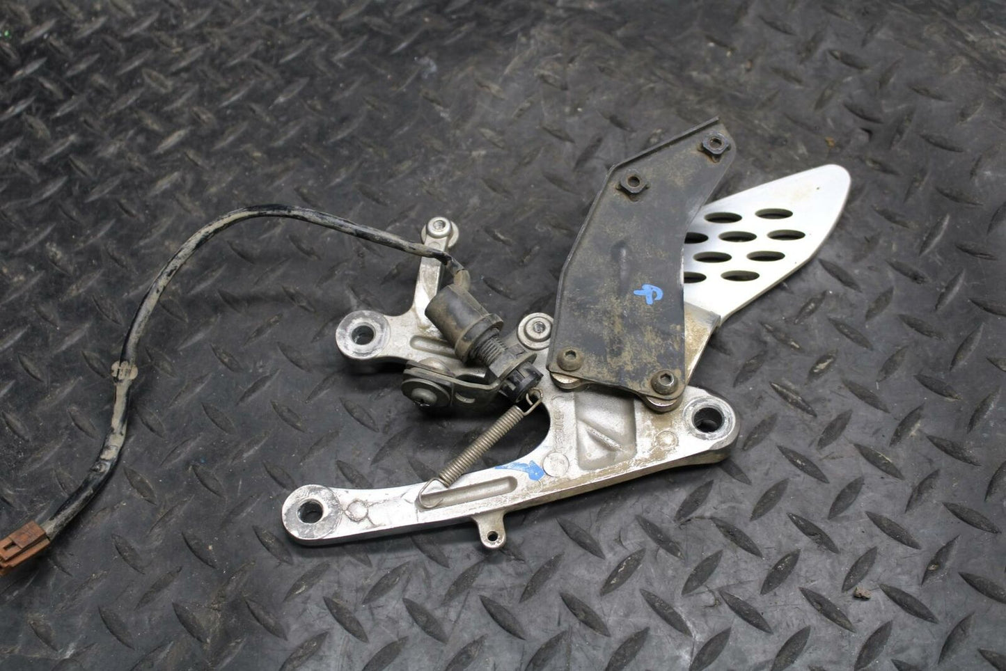 04-05 YAMAHA YZF R1 RIGHT REARSET REAR SET DRIVER FOOT PEG REST STOP BB225