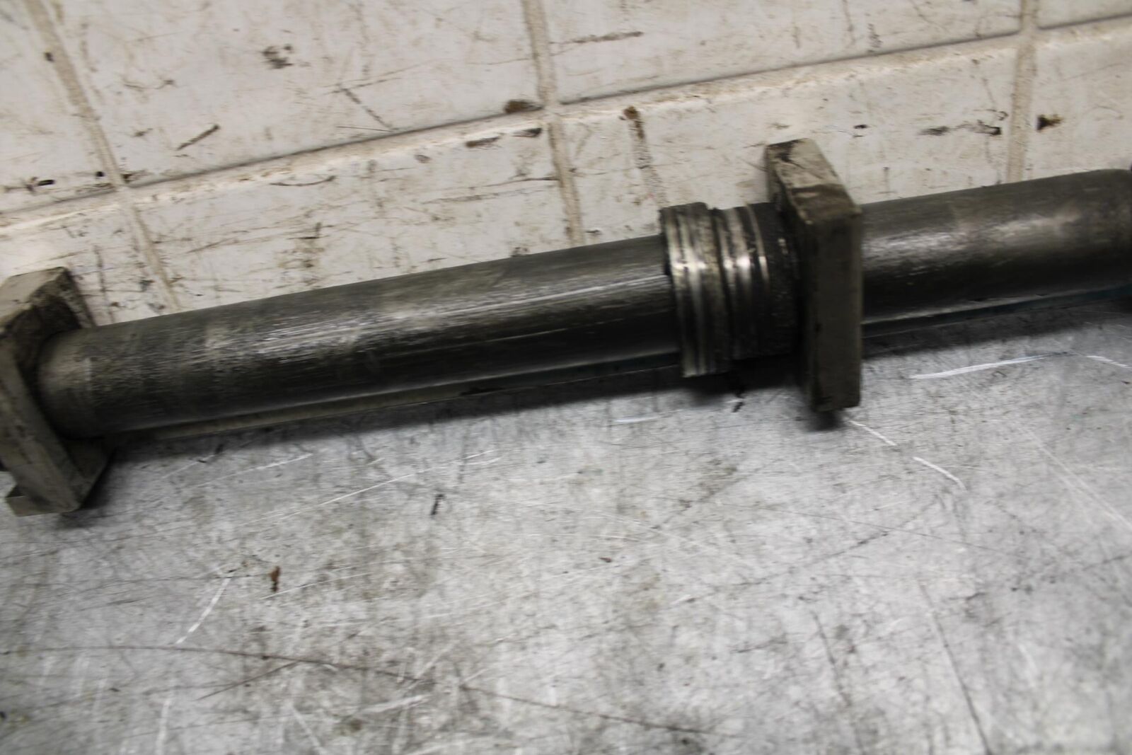 2002 Yamaha YZF R6 REAR AXLE  WHEEL RIM PIVOT BOLT AXEL 4XV-25381-00-00 BB545