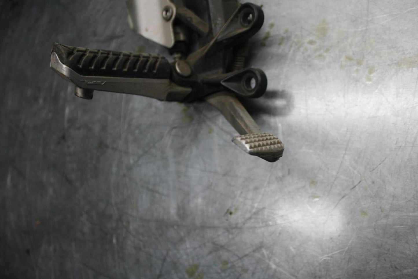 06-07 KAWASAKI NINJA ZX14R RIGHT REARSET REAR SET DRIVER FOOT PEG BB466